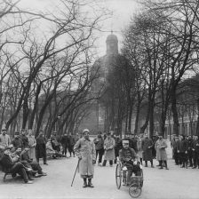 Militaires convalescents dans les jardins de la Salpêtrière, janvier 1916.