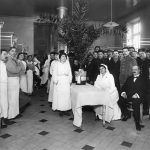 Infirmières et personnel hospitalier dans une salle de malades de l’hospice des Ménages réquisitionné, 1916.
