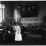 Salle de lecture pour les soldats convalescents à l'hôpital Saint-Louis, s.d.