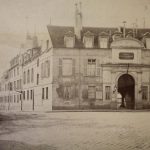 L'ancienne Pitié. La façade rue Lacépède. Sur la gauche, l'entrée du Jardin des Plantes, [188...].