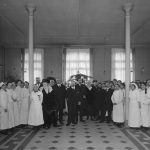 Les élèves infirmières de l'hospice de la Salpêtrière entourant Gustave Mesureur, directeur de l’Assistance publique, 1916.