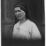 Madeleine Cortet, portant le voile bleu des élèves infirmières, janvier 1919, don de M. Daniel COFFINET.