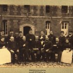 Personnel de l’hôpital Saint-Louis posant devant le pavillon Gabrielle, photographie, 1887. Jules Baretta est présent au 2ͤ rang, en 5ͤ position.