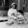 Enfant hospitalisé en chirurgie à l'hôpital Trousseau, avril 1963.