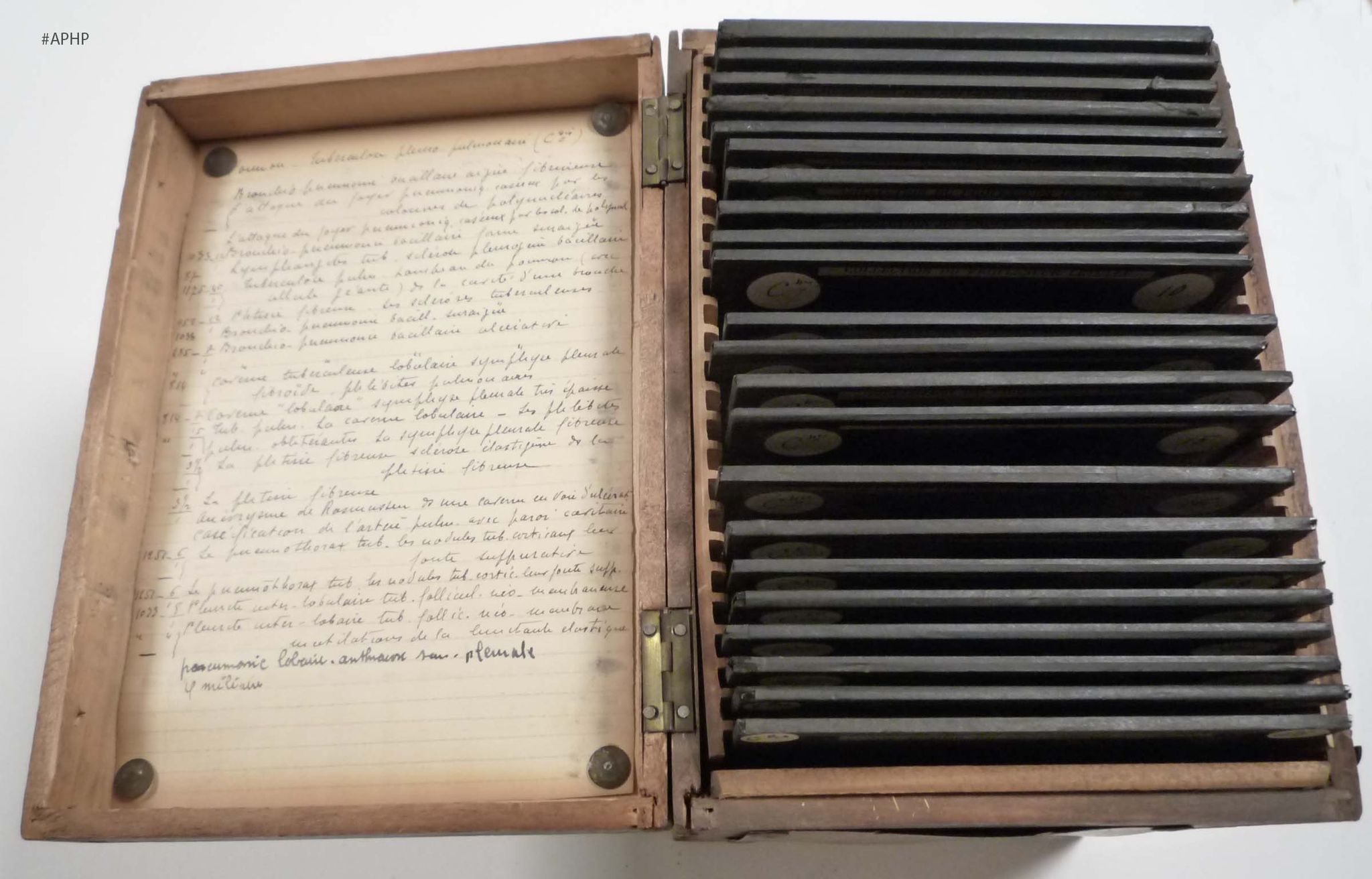 Plaques de verre : boîte en bois contenant des plaques de verre de la collection du Professeur Letulle (Archives AP-HP, 622W).