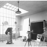 Intérieur du baraquement servant de laboratoire et de studio photographique, 25 mars 1964.