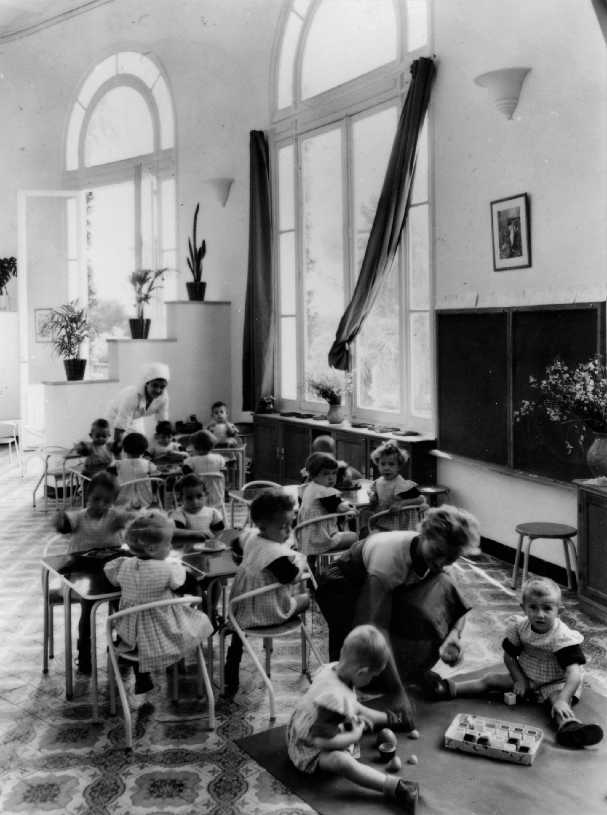 Les tout-petits jouant dans le jardin d'enfants, 1958 (Archives AP-HP, 3FI4/SANSALVADOUR/201).