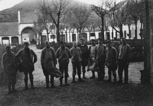 École Roudil, élèves à l’entrée du jardin, [1900].
