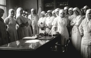 Le Pr Walther entouré d'infirmières, [1914-1918].