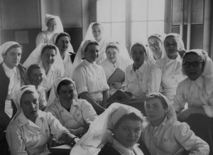 Un groupe d'infirmières, [1948-1959].
