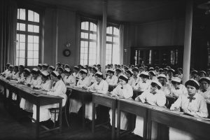 Élèves infirmières dans la salle d’études, 1909.