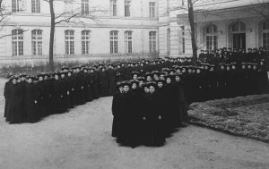 Élèves infirmières lors de la promenade en tenues d’hiver, 1909.