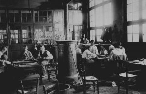 Asile-école de Bicêtre, atelier de cordonnerie, 1901.