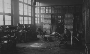 Asile-école de Bicêtre, atelier de vannerie et de rempaillage, 1901.