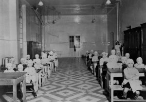 Service des enfants teigneux de l’hôpital Saint-Louis, salle de classe, vers 1920.