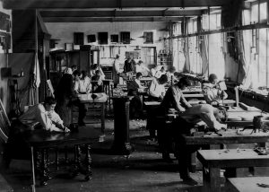 École d’Alembert, l’atelier d’ébénisterie, vers 1910.