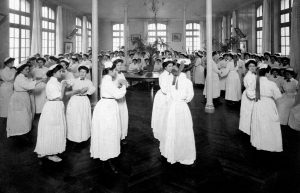 Danse des élèves dans le salon, 1909.