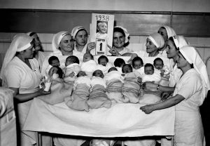 Présentation des nouveau-nés du 1er janvier 1938.