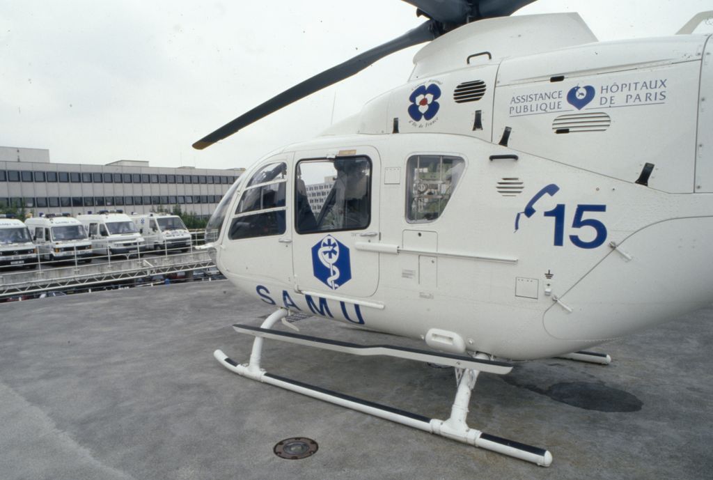 Hélicoptère sur l’héliport d’Henri-Mondor, 1998 (Archives AP-HP, 31FI/573).