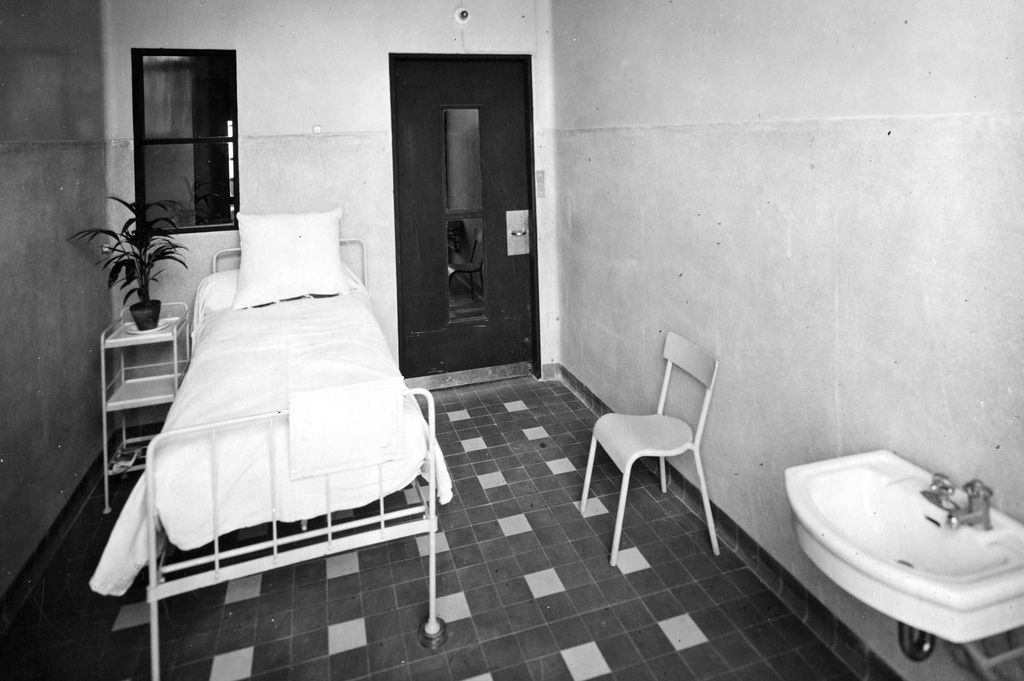 Chambre d’isolement pour patient tuberculeux, hôpital Beaujon, 1935 (Archives AP-HP, 3FI3/56/TUBERCULOSE/2)