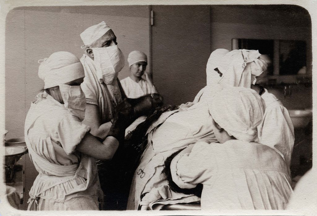 Intervention chirurgicale, hôpital de la Pitié, 1re guerre mondiale (Archives AP-HP, 28Z/14).