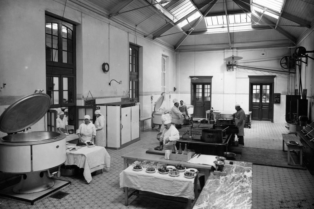 Cuisine de l’hôpital maritime de Berck, 1933 (Archives AP-HP, 3FI3/44/CUISINES/12).