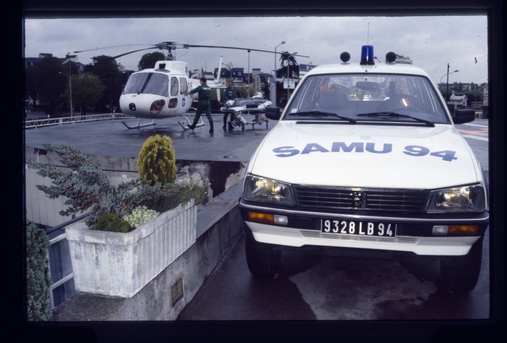 Arrivée en urgence à l’hôpital Henri-Mondor, 1989 (Archives AP-HP, 31FI/372).