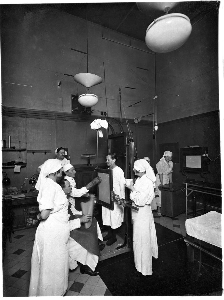 Laboratoire de radiographie de l’hôpital Tenon, vers 1930 (Archives AP-HP, 3FI3/41/TENON/003)