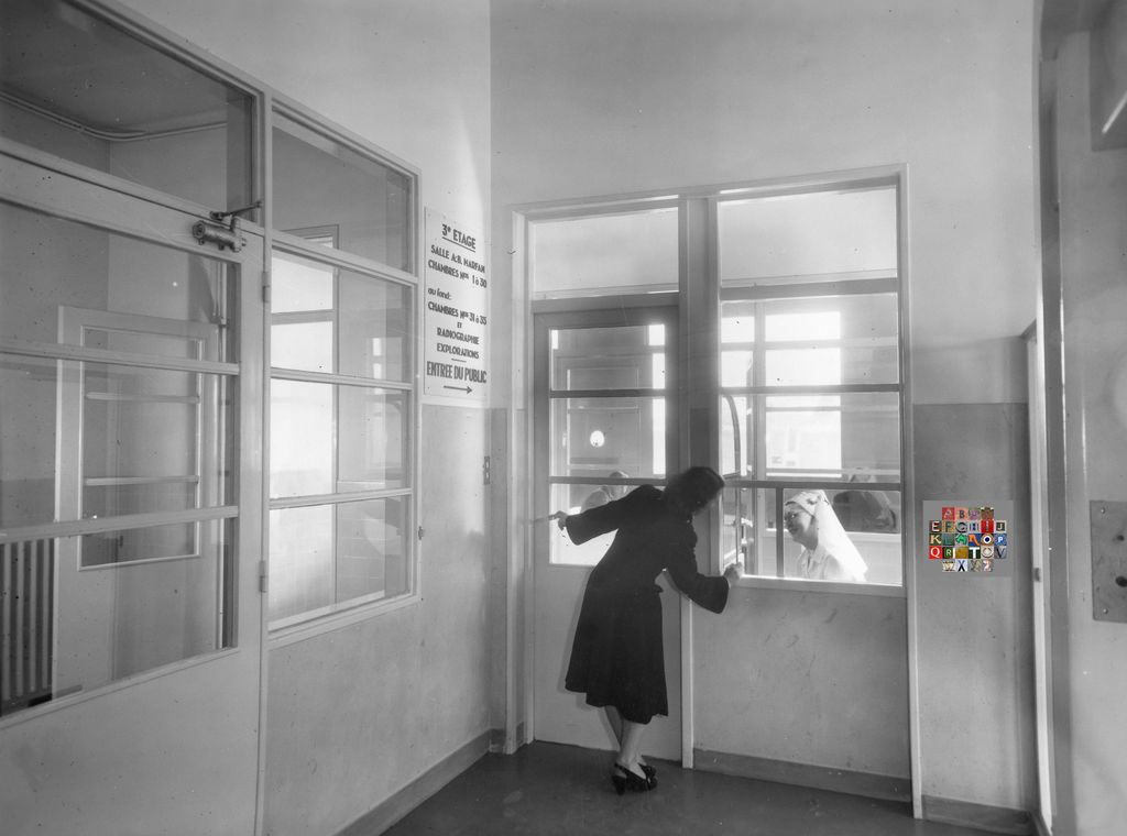 Accueil dans les services d'hospitalisation, hôpital des Enfants-Malades, 1952 (Archives AP-HP, 3FI3/14/ENFANTSMALADES/111).