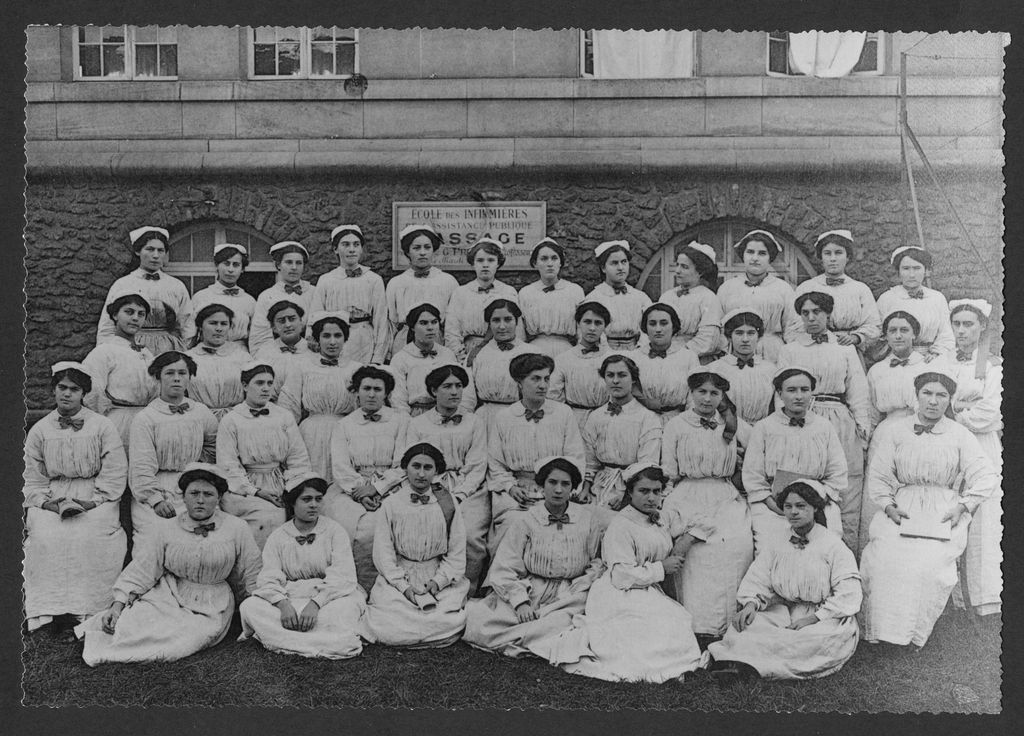 Élèves infirmières, école des infirmières de l’Assistance publique, vers 1907 (Archives AP-HP, 11FI/1).