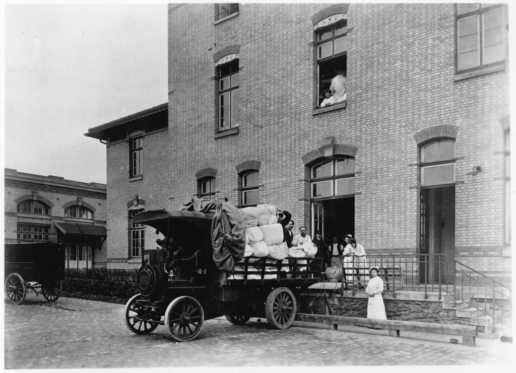 Distribution du linge par camion automobile à l’hôpital Cochin, 1928 (Archives AP-HP, CCH/3/Fi/4 /3419).