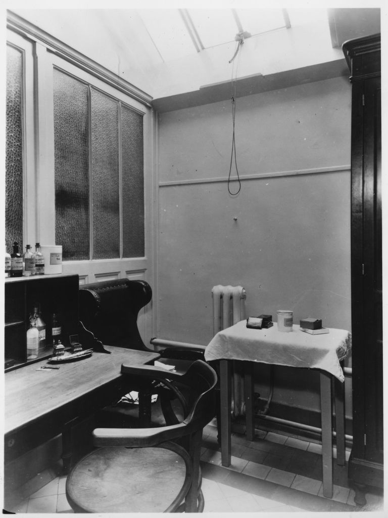 Bureau du médecin et de la surveillante de la salle Cusco, Hôtel-Dieu, 1943 (Archives AP-HP, HDT/3FI4/478).