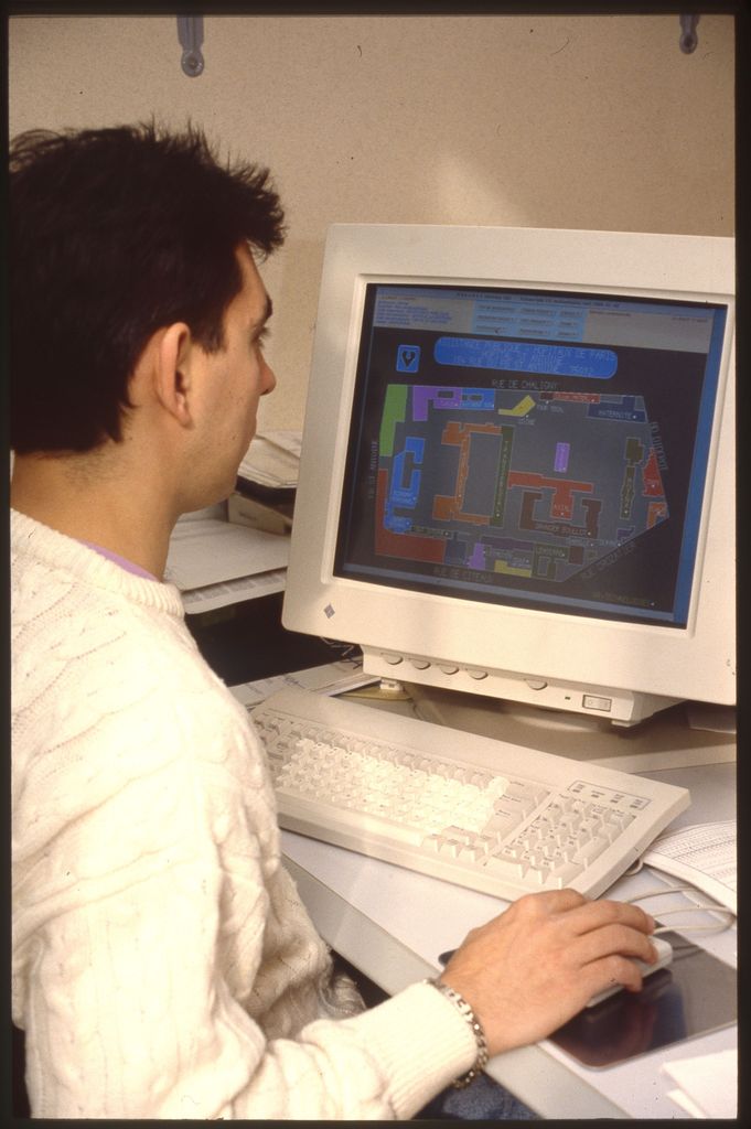Employé travaillant sur un ordinateur en salle d’informatique à l’hôpital Saint Antoine, mars 1993 (Archives AP-HP, 3/Fi/4/SAT/1974).