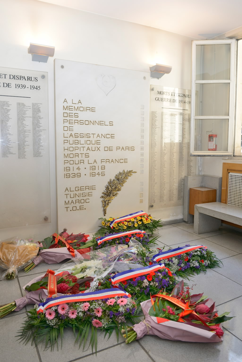Plaque commémorative à la mémoire des personnels de l’AP-HP morts pour la France pendant les 1re et 2e guerres mondiales, hall de l’ancien siège de l’AP-HP, 2022 (F. Marin, photographe de l’AP-HP).