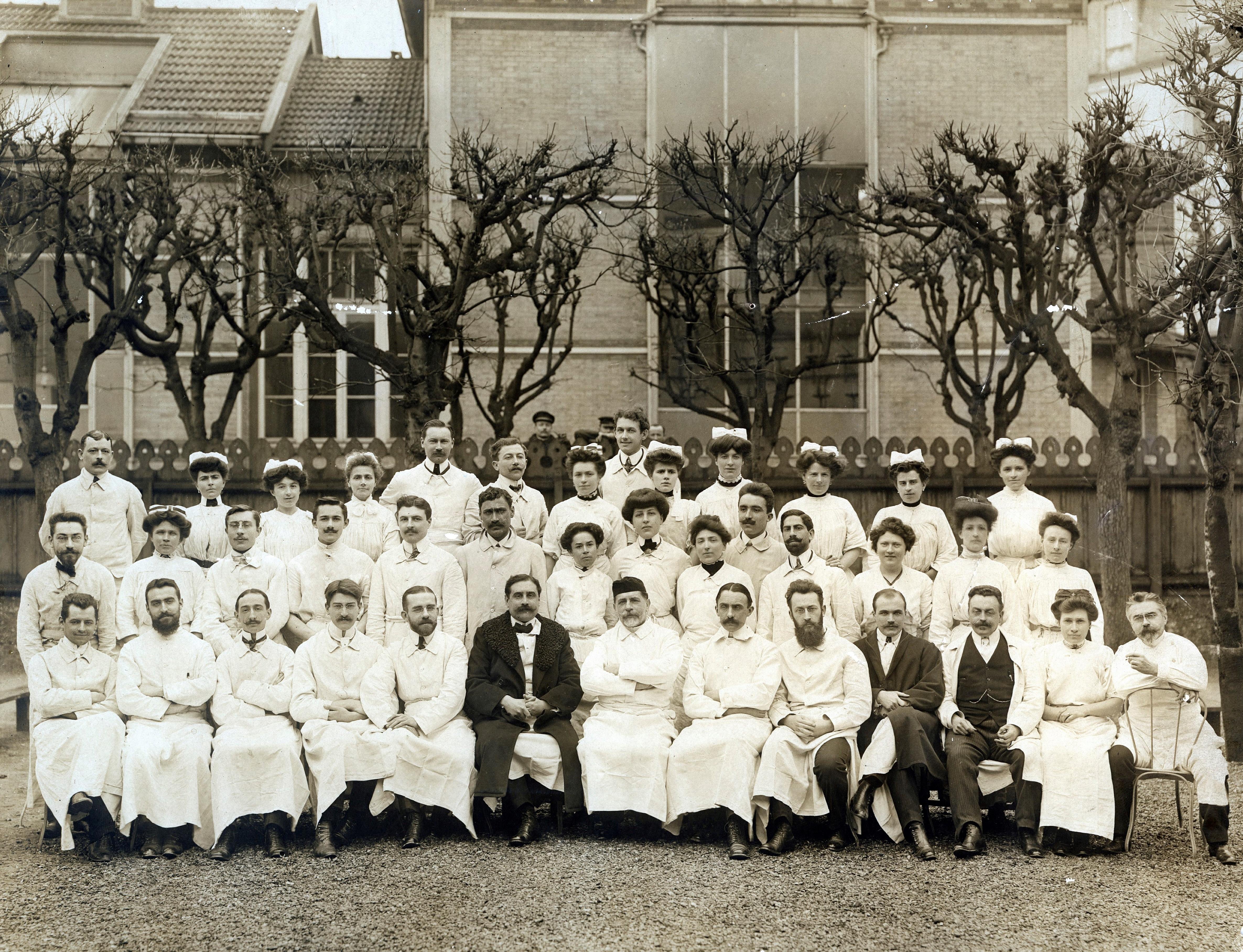 Photographie du personnel du Service du Dr Samuel Pozzi à Broca, 1909 (1110W/27).