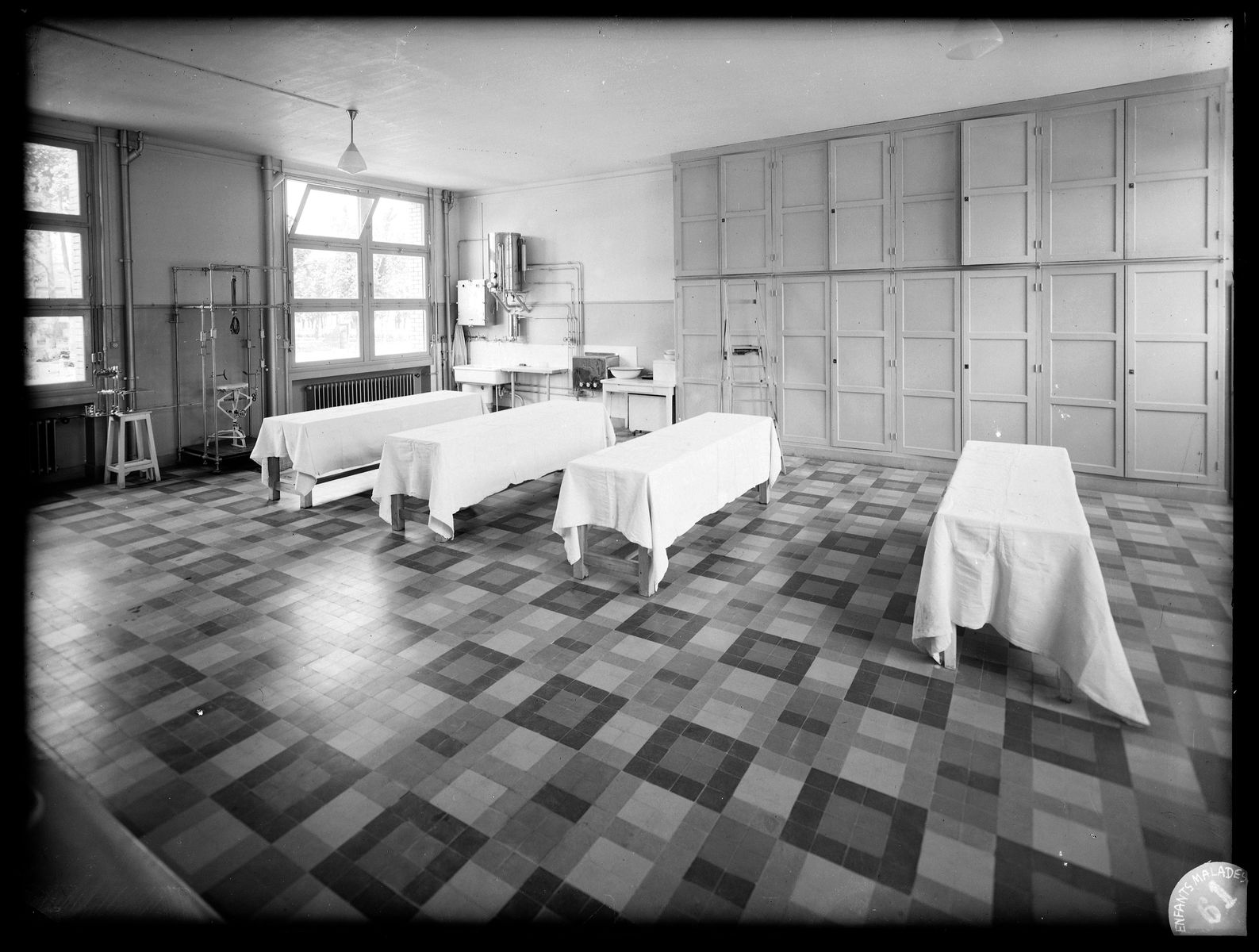 Morgue de l’hôpital des Enfants malades, 1926 (7/FI/3/294).