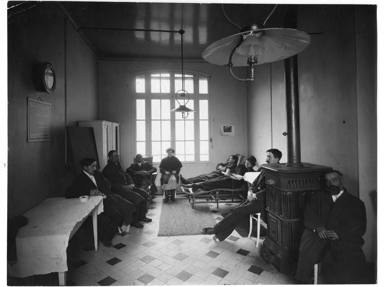 Salle d’attente de l’hôpital Beaujon, début du XXe siècle (BJA/3/FI/3/1/52).