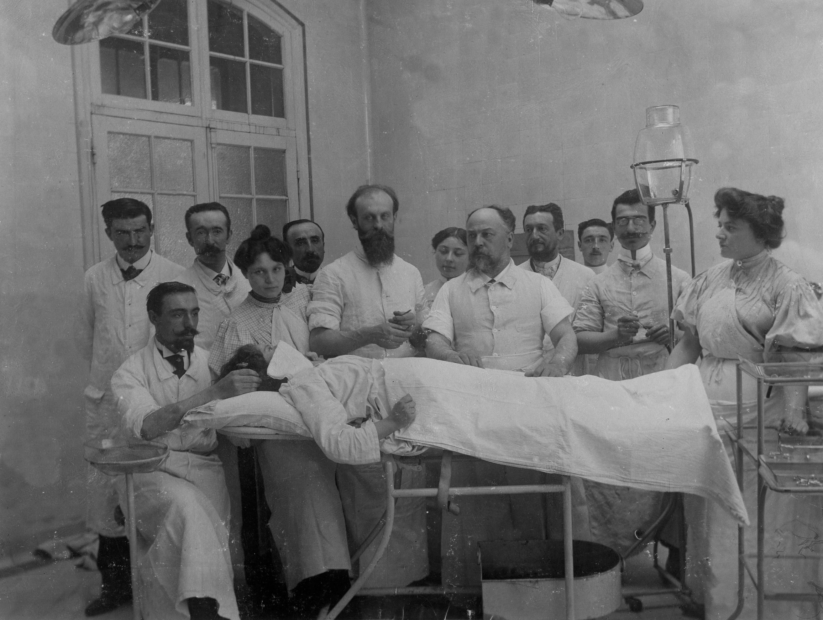 "Une opération à la maternité", vers 1900