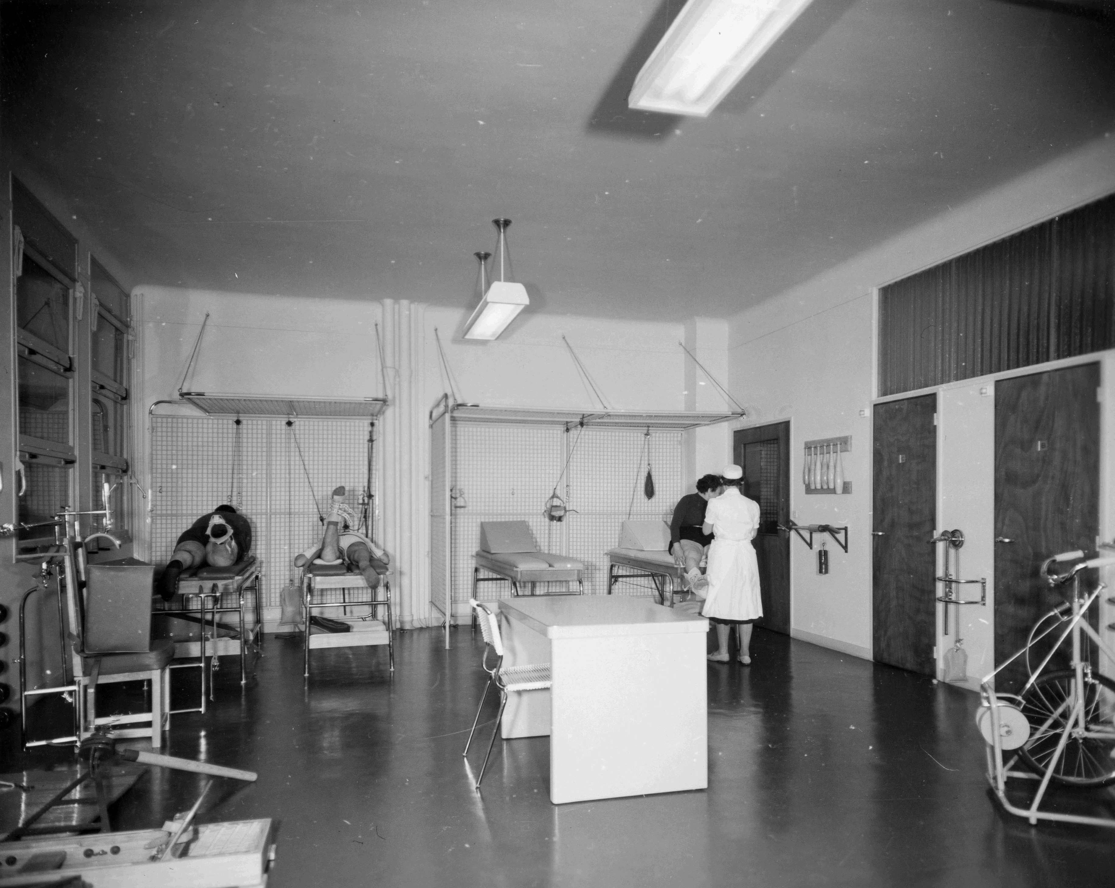 Salle de rééducation de l’hôpital Cochin, 1959.