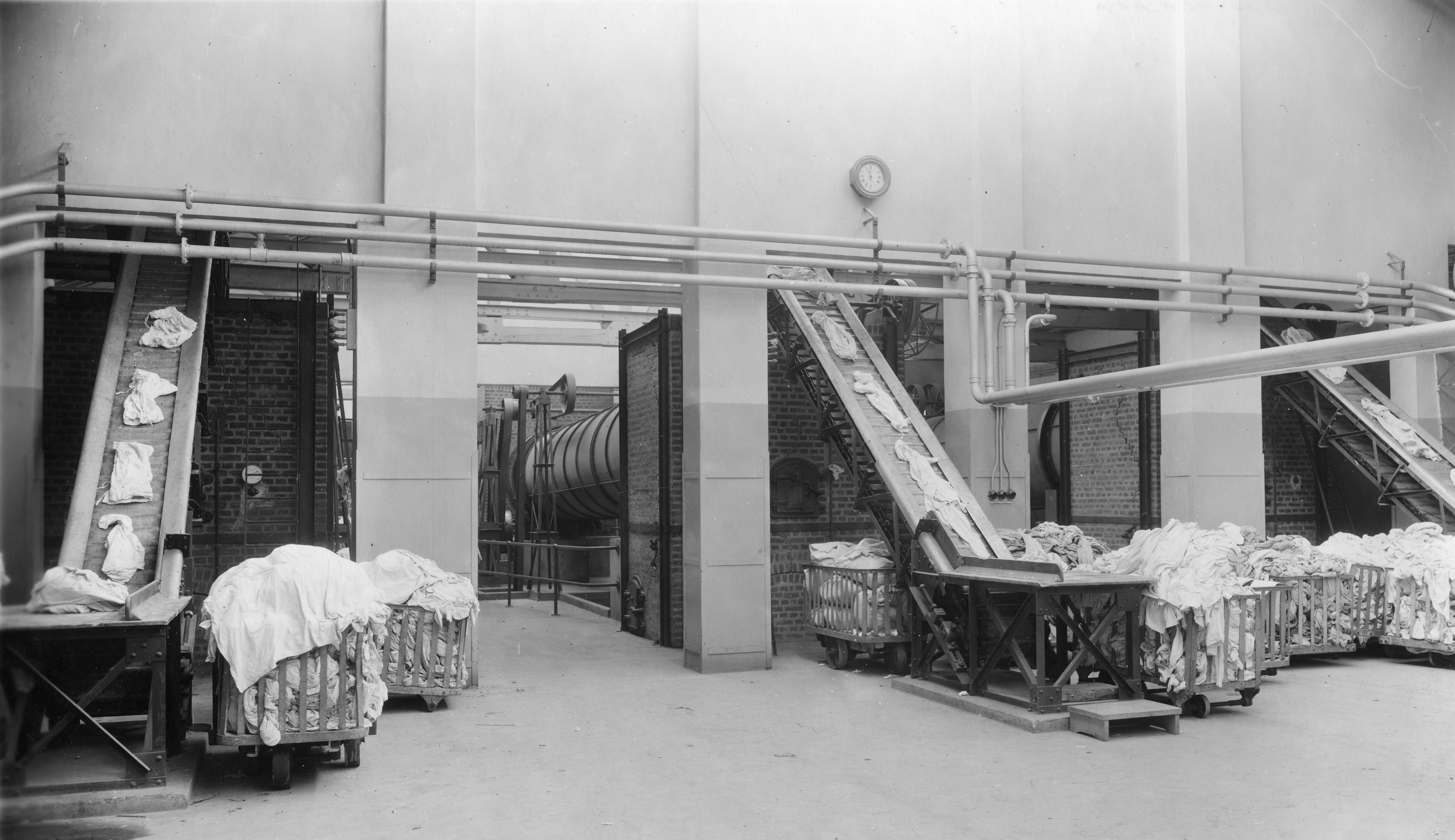 Hôpital Lariboisière, séchoirs rotatifs et machines à sécher de la blanchisserie, 1934.