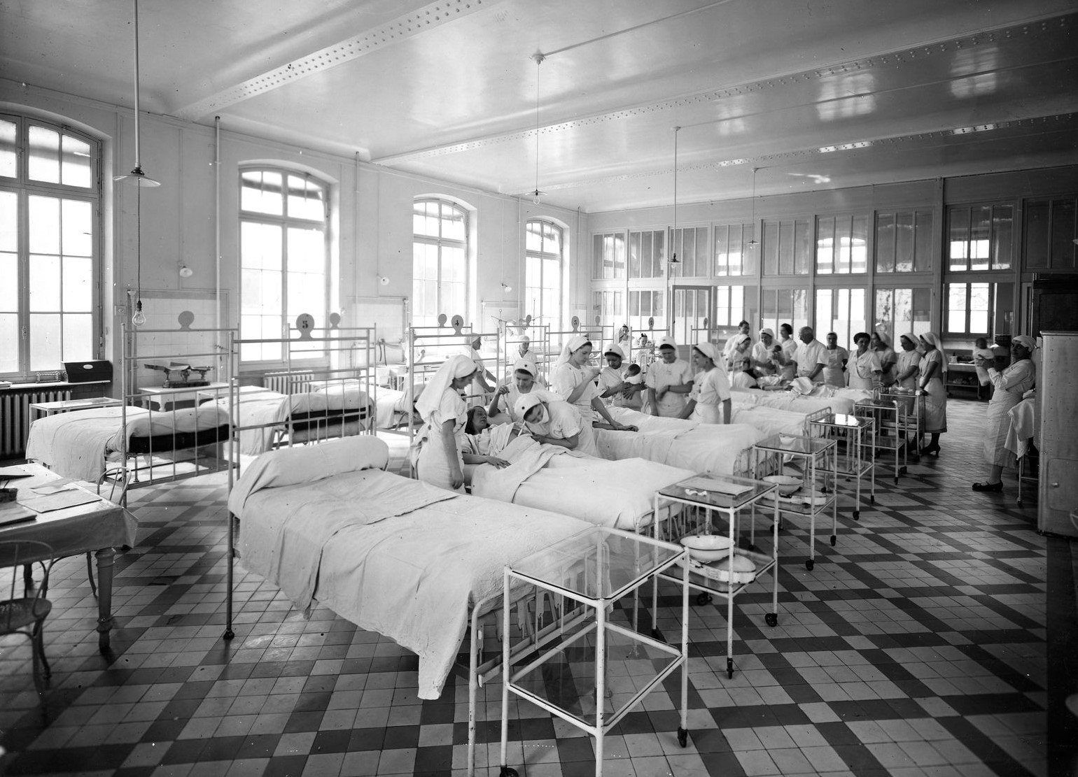 Hôpital Port-Royal, infirmerie des élèves sages-femmes, avec des patientes allongées dans leurs lits, 1936.