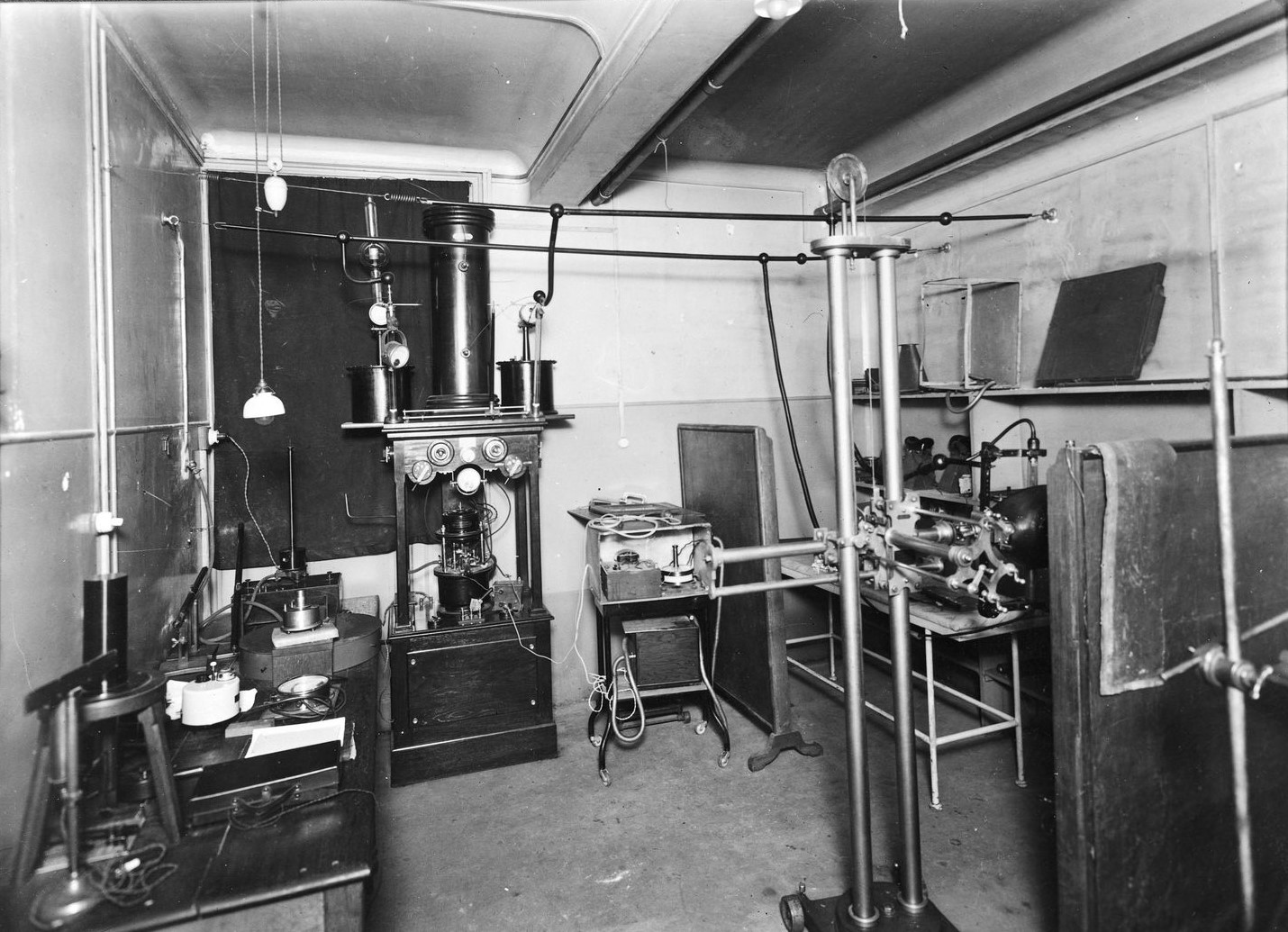 Hôpital Saint-Antoine, atelier de mécanique attaché au laboratoire de radiothérapie, 1925.