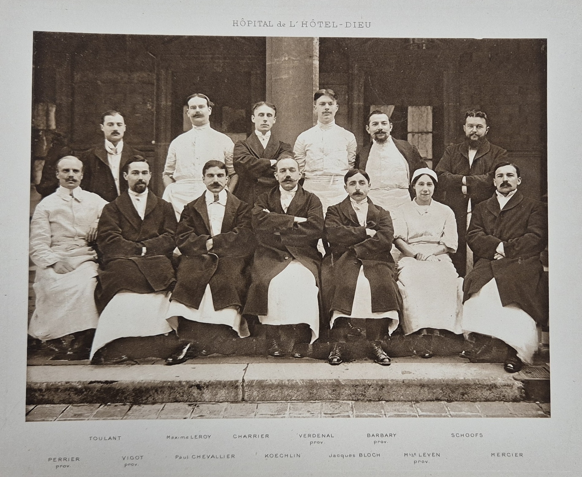 Photographie d’internat avec Jacques Bloch à l’Hôtel-Dieu, 1912 (Archives AP-HP, B/10155/8)