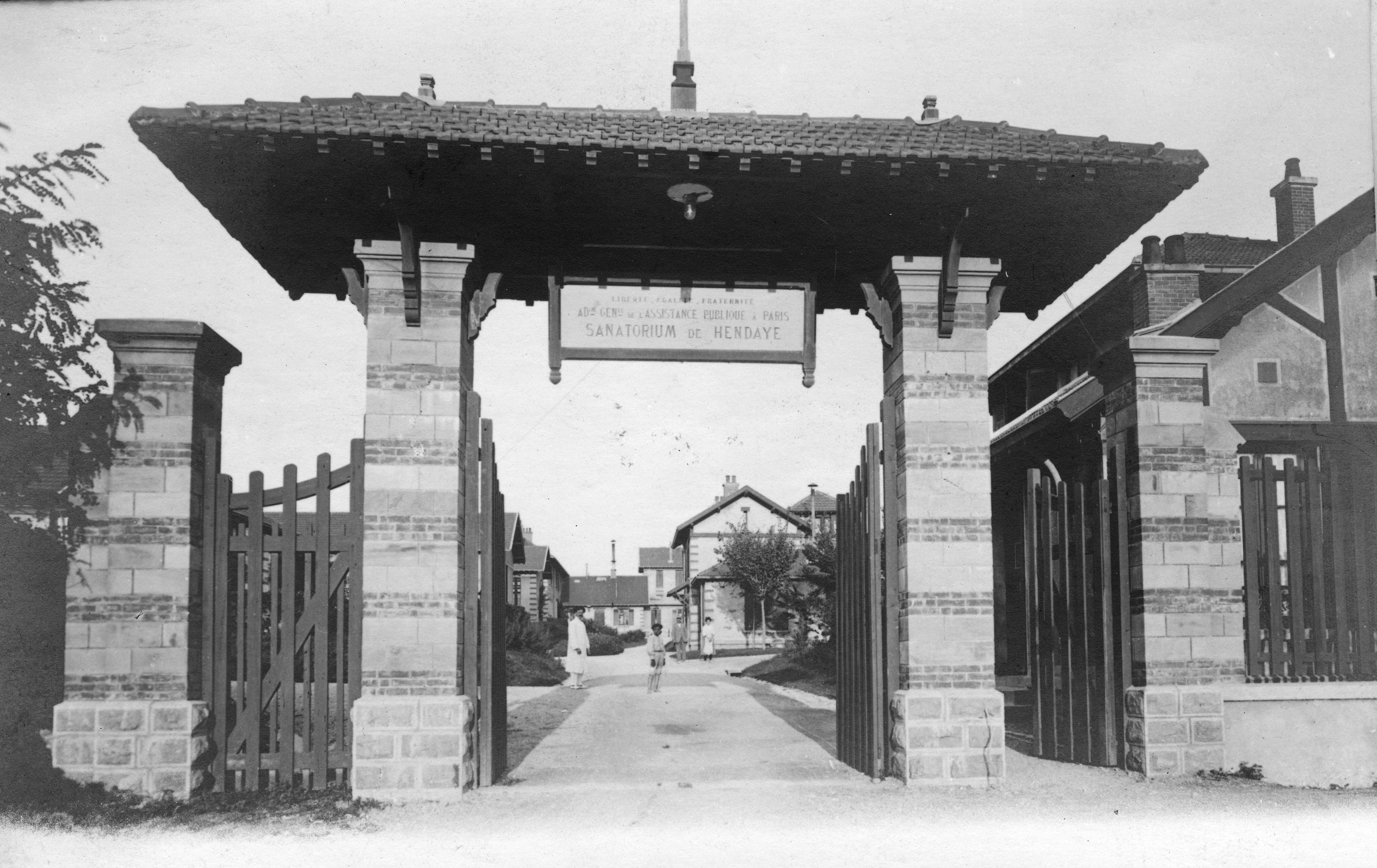 Porte d’entrée du sanatorium d’Hendaye, années 1920 (Archives AP-HP, 3/FI/3/16/25)