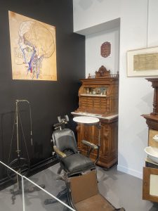 Reconstitution d'un cabinet dentaire.