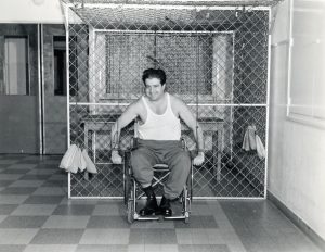 Séance de mécanothérapie : rééducation à l'aide d'abaisseurs, hôpital Raymond-Poincaré, 1964 (Archives AP-HP, 45/FI/156).