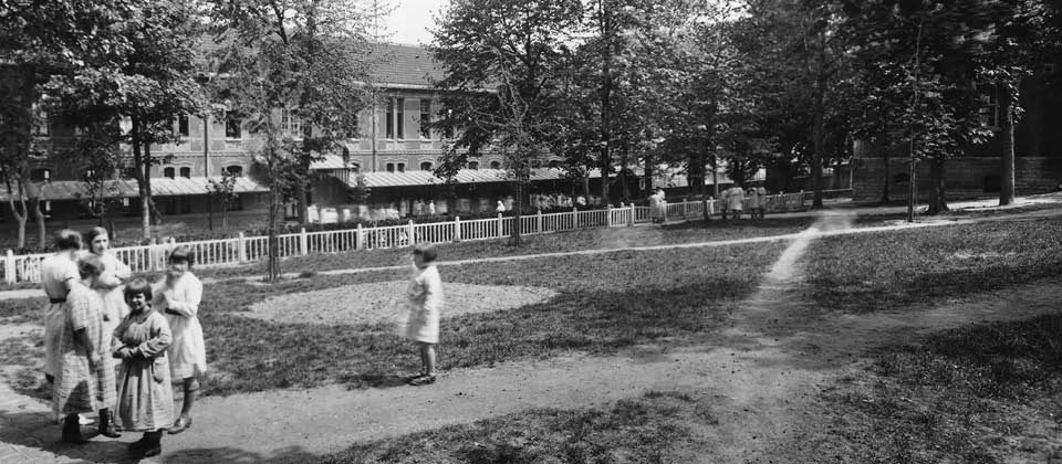 Fillettes dans les jardins de la fondation Vallée, 1939.
