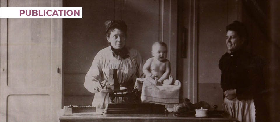 Consultation médicale dans un dispensaire : la pesée des bébés, vers 1900.