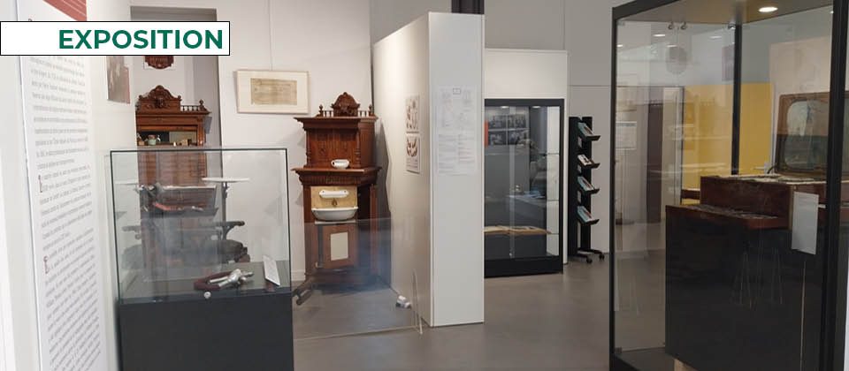 Salle d'exposition présentant les collections du musée de l'AP-HP sur l'Art dentaire.